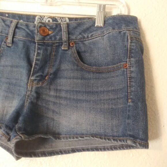 SO women's size 9 medium wash shortie shorts - Picture 3 of 13